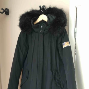  - Dunjacka från SVEA i modellen ’Ottawa’. Denna modell finns inte på marknaden längre. Mycket sparsamt använd under 1 säsong. Pris kan diskuteras vid snabb affär. Kan skickas mot fraktkostnad eller mötas upp i Stockholm. Nypris ca 3000 kr.