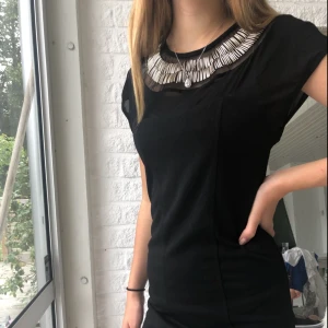  - Klänning från jeane blush