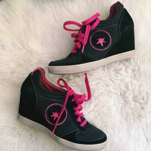  - Klackskor med kilklack. Bra skick. Kommer ifrån ett bra rökfritt och djurfritt hem💖