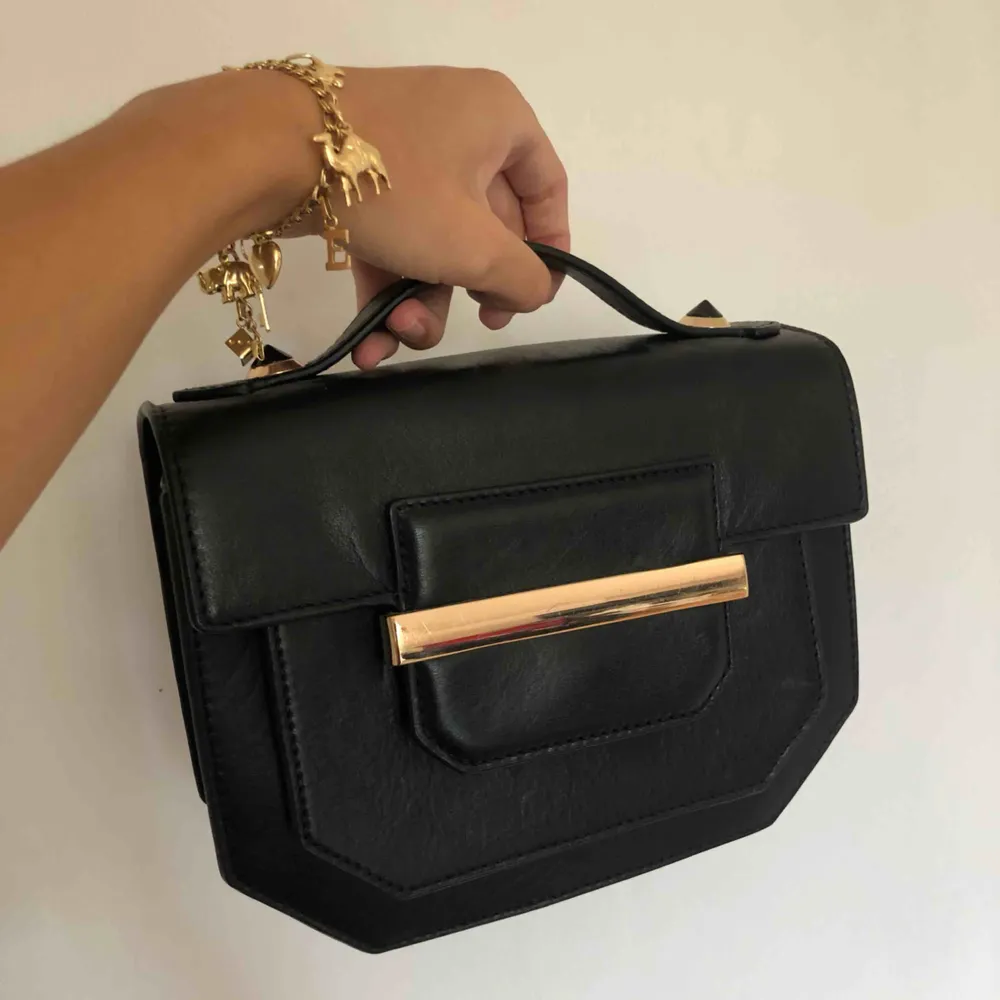 Säljer denna handväska från &otherstories. Använd sparsamt. Både lång guldkedja och ett kort handtag till att hålla i. . Väskor.