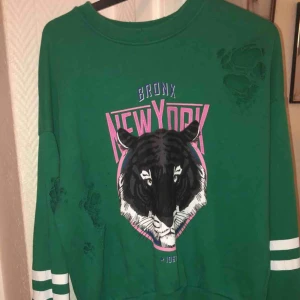  - Säljer en tröja från Gina tricot som är använd ett fåtal gånger. Ny pris 300kr 