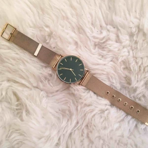  - Skicket är okej. Små slitningar och därav ett lågt pris. Annars funkar den som dens ska💖