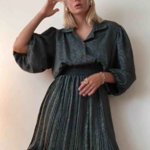  - Grön klänning i silkes liknade material, köpt second hand, använd fåtal gånger, FINT SKICK! 