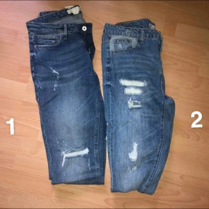  -  Boyfriend jeans. 70kr styck eller paketpris 120kr 1. Storlek 29, sletna detaljer  2. Storlek 30, med hål 