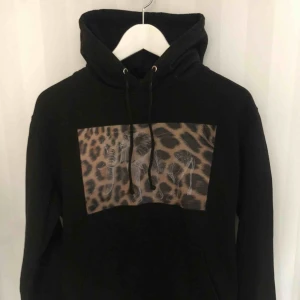  - Svart hoodie ifrån thecoolelephant, väldigt fint skick