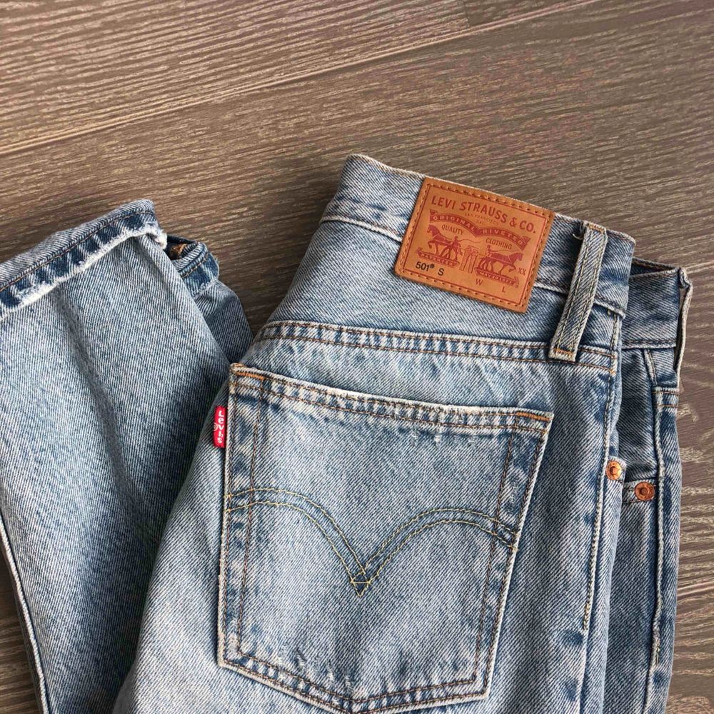 Mycket snygga Levi’s jeans modell 501 i storlek 26/30. Använda ett fåtal gånger, därmed i mycket bra skick. Köpare står för frakt🥰. Jeans & Byxor.