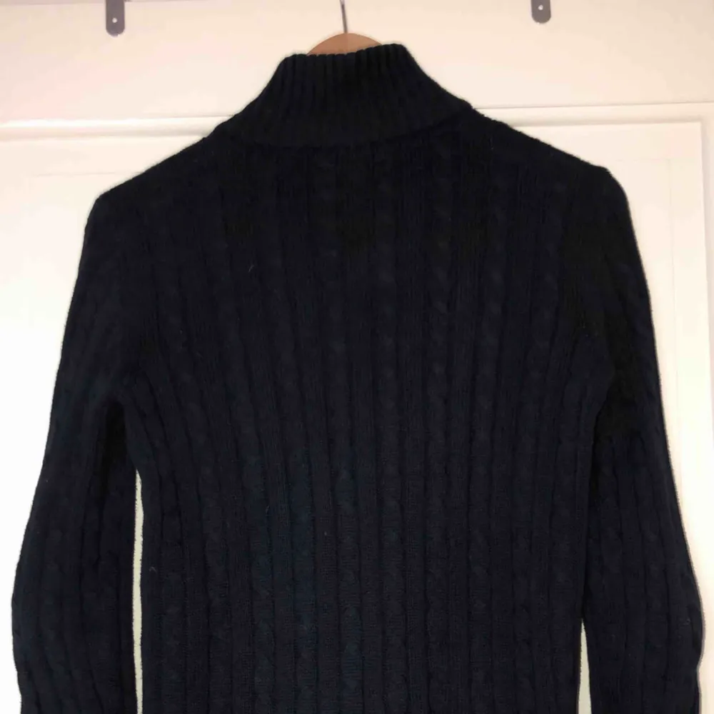 En tjockare stickad (marinblå) tröja från Tommy Hilfiger, jättebra skick nästan aldrig använd, storlek M Säljes pga: används inte. Stickat.
