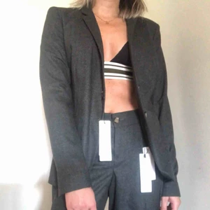  - Kostym (kavaj och byxor) i mjukt ”filttyg”. Aldrig använd, lapparna kvar. Kavaj (1599kr ny) och raka kostymbyxor (899kr nya). 