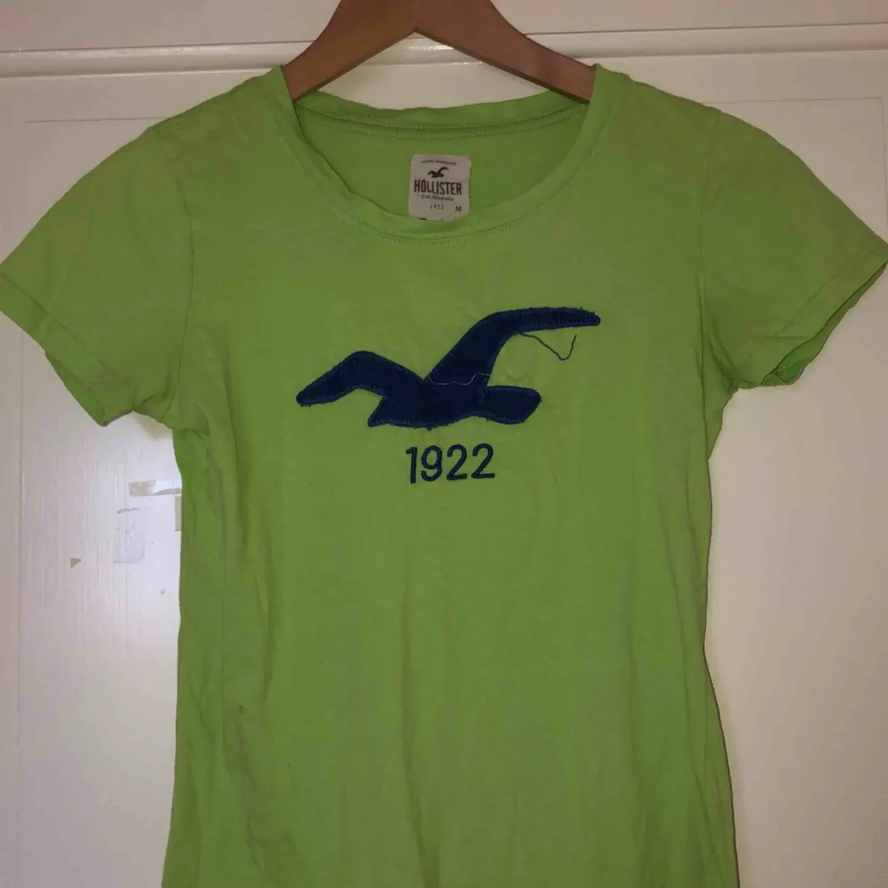 Grön Hollister T-shirt i storlek M, används inte och bra skick. T-shirts.