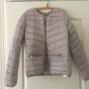  - Fin vår och höst dunjacka från märket amisu! Jackan är i gott skick men kommer inte till användning!   