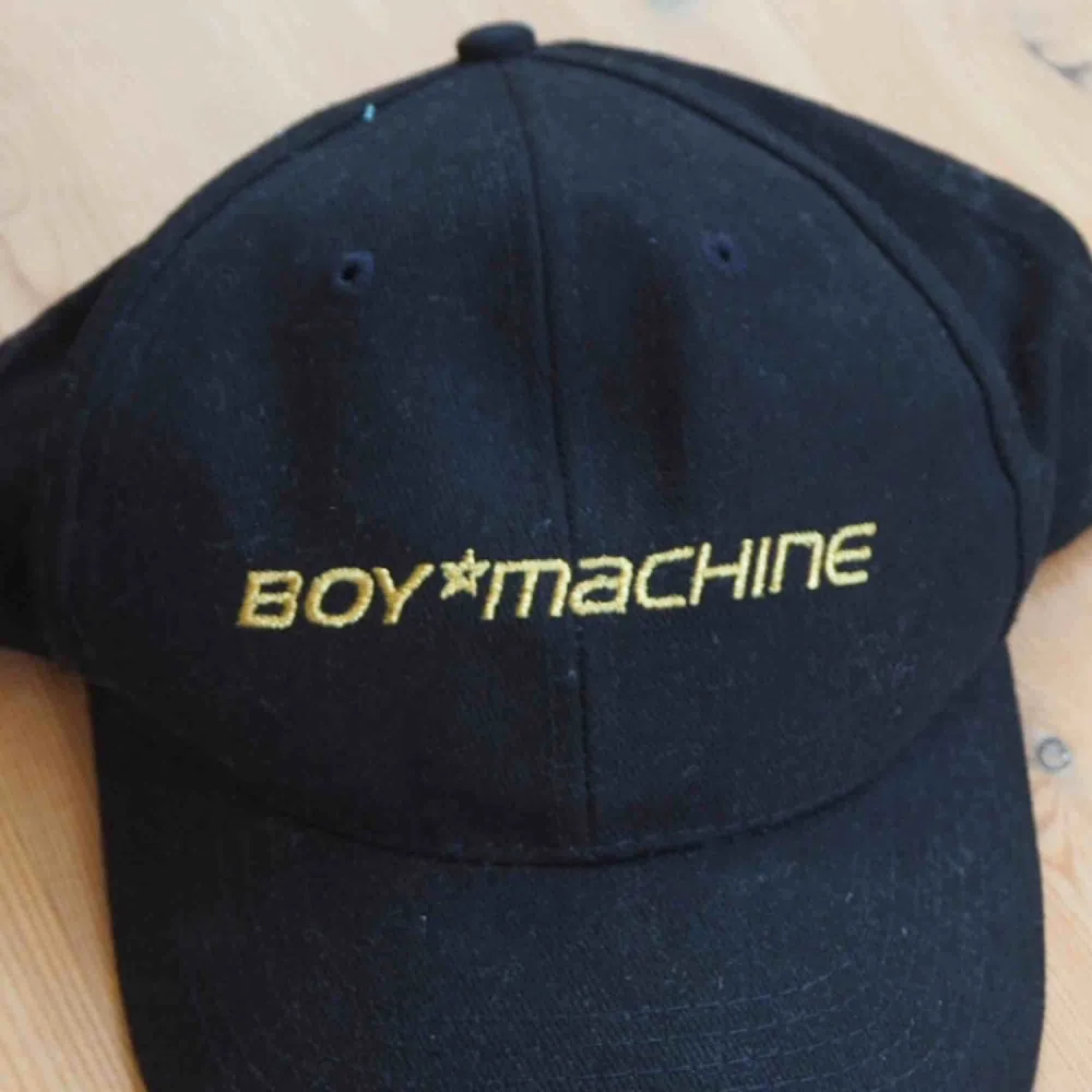 BOY MACHINE keps🌟  Text i glitter guld färg.  Oanvänd av mig.  Köpt secondhand⚡️. Accessoarer.