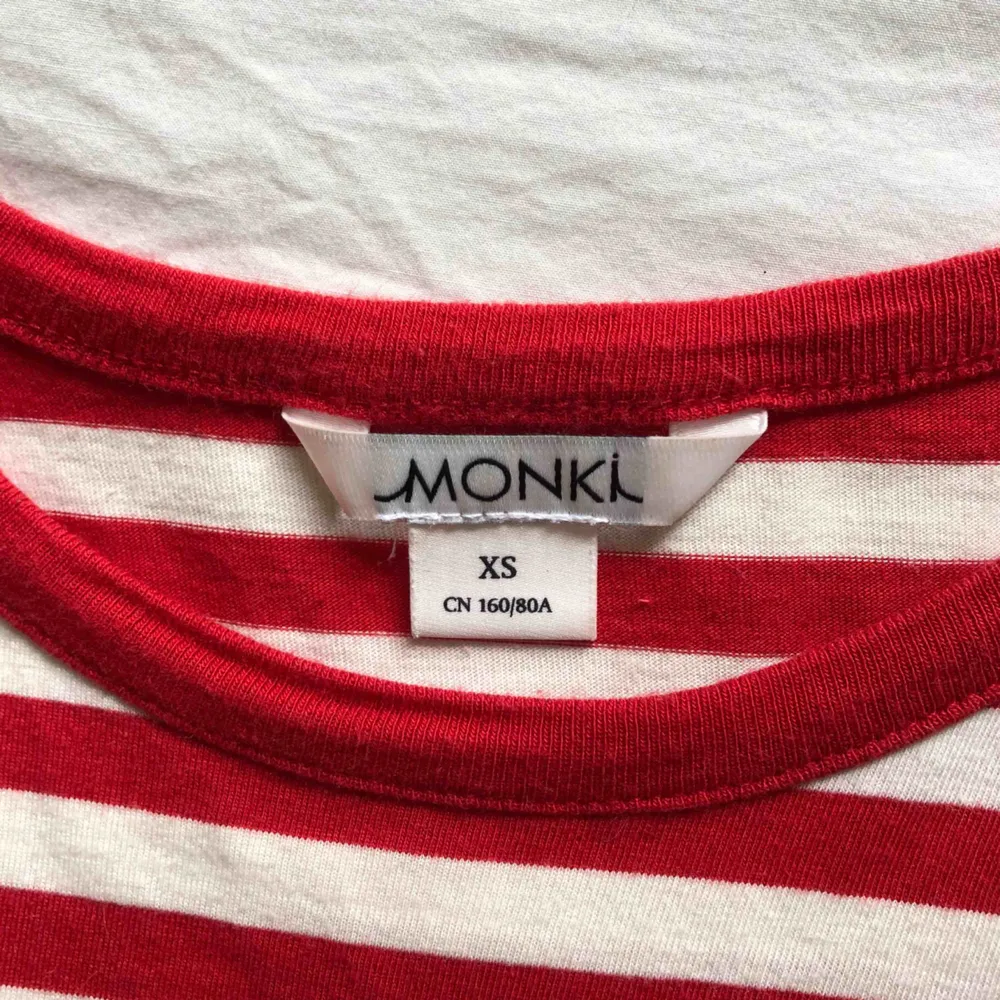 Randig röd långärmad tröja från monki. Passar även mig med S.. Tröjor & Koftor.