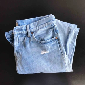  - Slim boyfriend jeans från Uniqlo. Storlek 27 i midjan. Kan mötas upp i Lund annars står köparen för frakten.