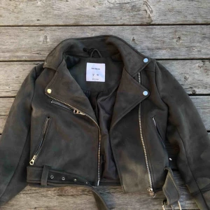  - Snygg ljusgrå bikerjacka i ”mocka” från pullandbear. Använd 2 gånger, nypris 350kr   Köparen står för frakt :)
