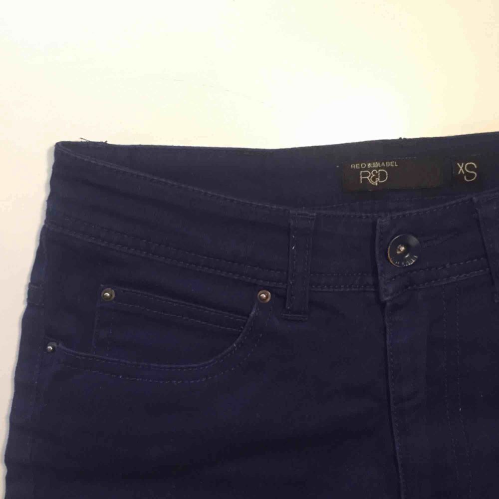 Mörkblå shorts från RedLabel. Säljer ett par likadana ljusare också. 🦋. Shorts.