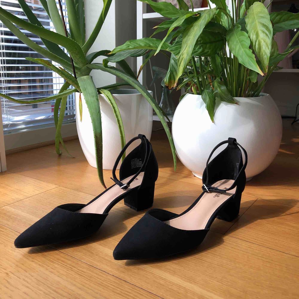 Fina högklackade skor köpte från Just Fab                        Aldrig använt. Material är imitation mockaläder.             ————-Köparen står för frakt: 45 kr // mötes upp i Stockholm Ny pris: 399 kr. Skor.