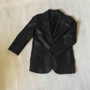  - Oversized figursydd skinnjacka! Snyggggg! Fraktar eller möts upp! Hör av er för fler bilder 🌸