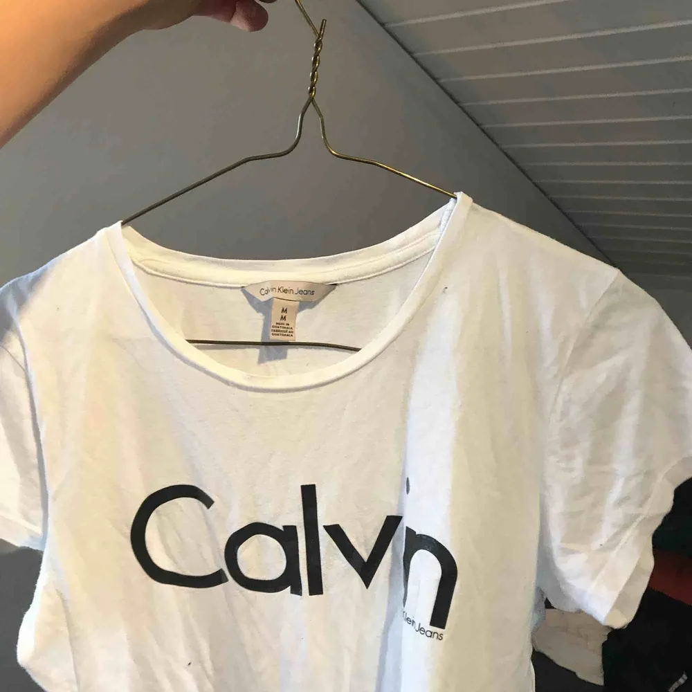 Jättefin Calvin Klein tröja i vitt, trycket är i svart , Blank lite som latex byxors material . T-shirts.