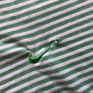 Randig grön & vit Nike ”vintage” tröja med liten krage, har ett litet hål som knappt syns på första bilden. Kan sy igen den om det önskas. Swish finns och möts även upp i Helsingborg/Landskrona