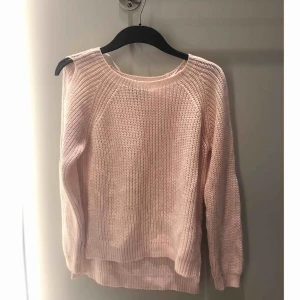  - Mysig stickad ljusrosa tröja från primark. Har endast använt denna 1 gång. Unik design med öppna armar. Strl 36/ uk 8, 50 kr.