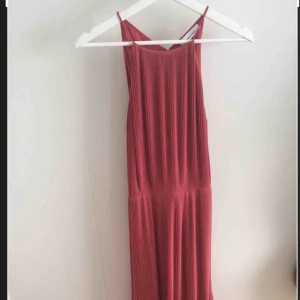  - En vacker klänning  från Samsøe Samsøe med öppen rygg. 
