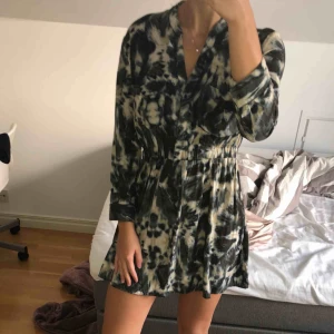  - Säljer min fina klänning från Zara då jag tyvärr tycker den är för kort för mig (är 177 cm).. Den har endast använts vid ett tillfälle. Det står att den är i storlek L men skulle inte säga att den är större än S/M pågrund av längden. 