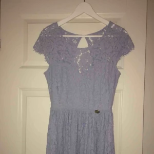  - En blå kortklänning från märket Chiara Forthi, sparsamt använd, alltså i nyskick. Fraktas helst 