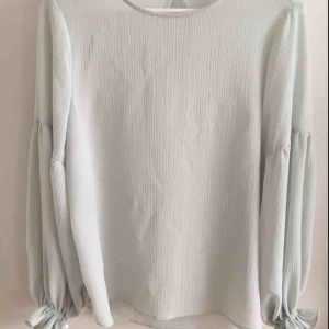  - Blus i isgrönt från CARIN WESTER 