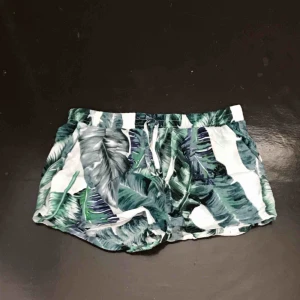  - Tunna shorts med bladmönster. Står strl. M i plagget med jag skulle säga att dom är XS!! Frakt tillkommer