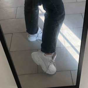 - Ett par vita sneakers, as balla!! Aldrig använda👟⚪️❕