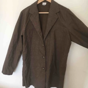  - Snygg kavaj i mjukt material! Fungerar lika bra i L som oversize och kan användas som kavaj eller utejacka. Kan skickas (köpare betalar frakt) eller så kan jag mötas upp i Uppsala!