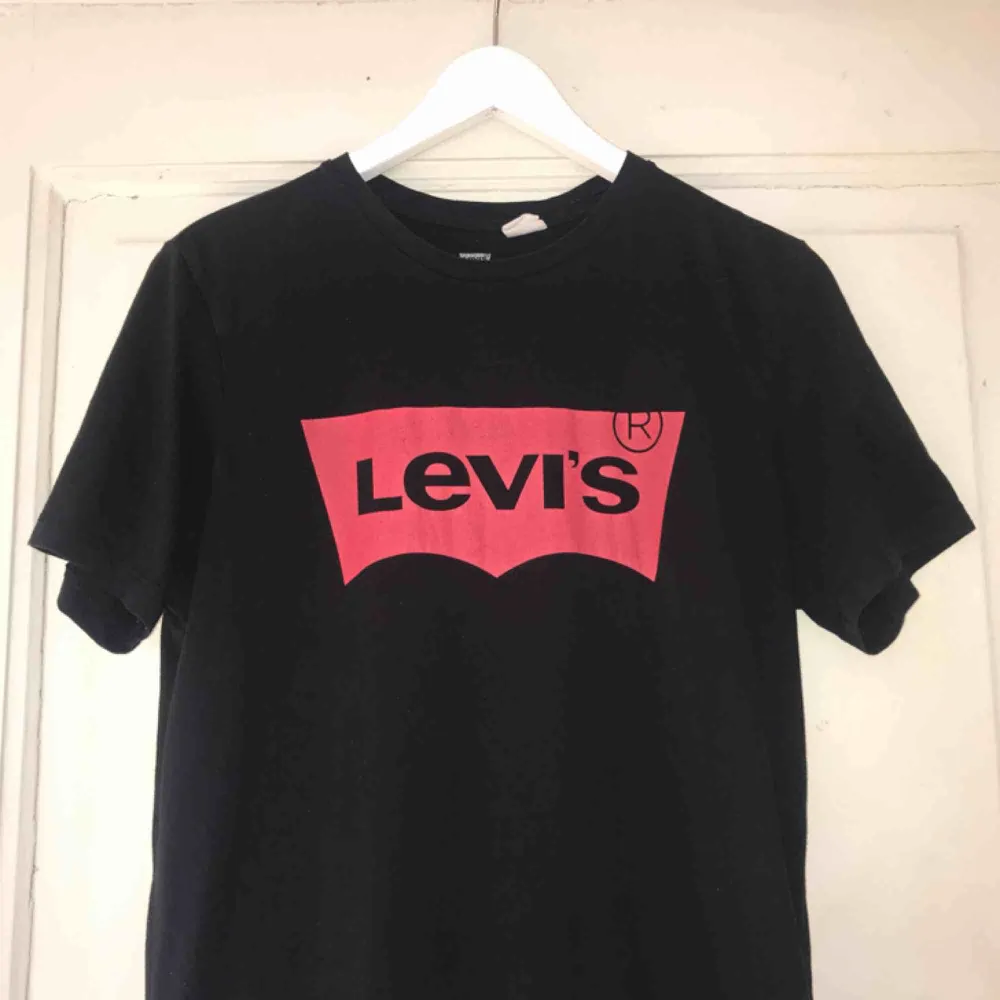 Svart Levi's t-shirt i storlek M(passar mer som en S) i bra skick. . T-shirts.