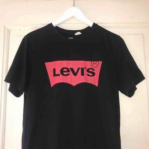 Svart Levi's t-shirt i storlek M(passar mer som en S) i bra skick. 
