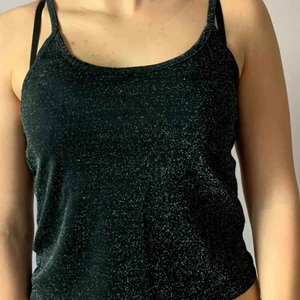  - Glittrig svart topp🕶✨ Passar till vardags och till fest🕺 Bra skick och funkar till många storlekar🤩🖤