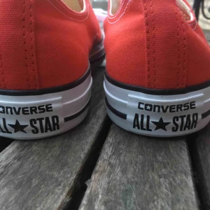  - Ett par röda converse skor i storlek 39,5. Aldrig kommit till användning, jättefint skick och bra kvalite 