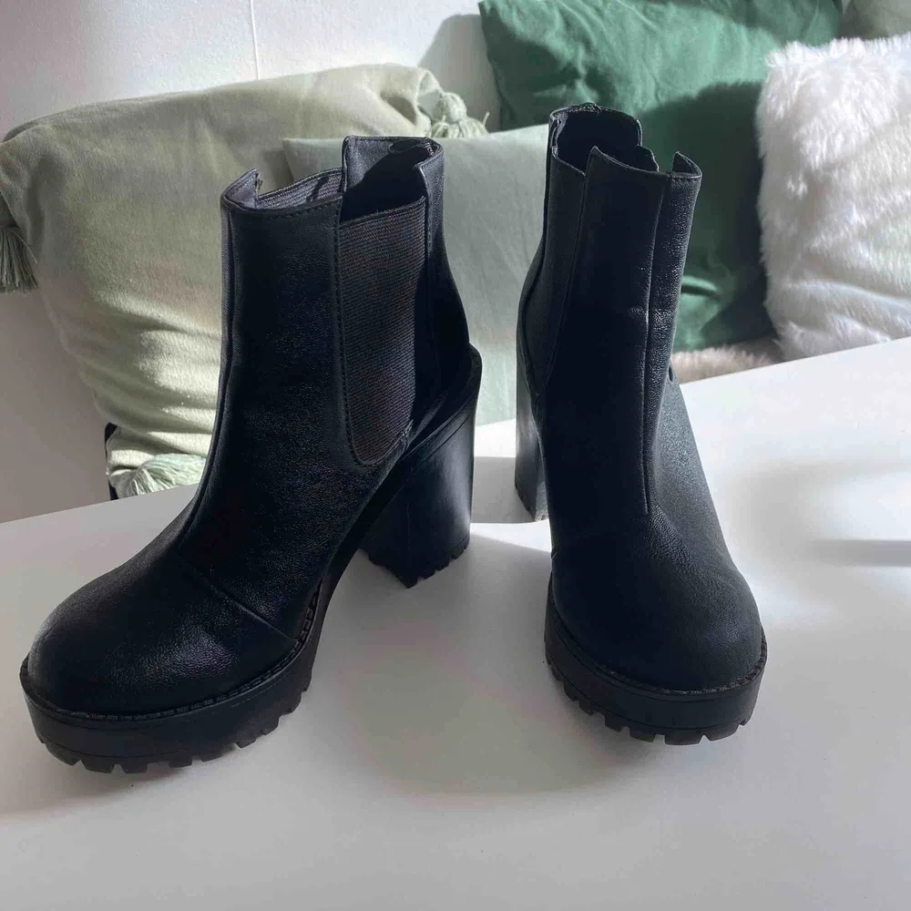 Svarta boots 👌🏼   Kan träffas i centrala Stockholm, eller så står köparen för frakten.. Skor.