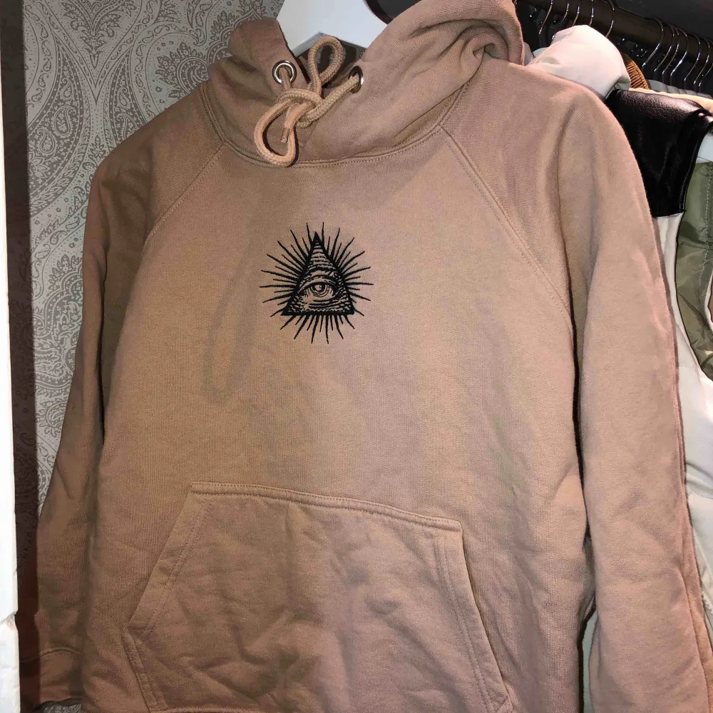 Hoodie köpt på carlings! Storlek S men är mer en XS, kort i ärmarna, för kort för mig💕 exklusive frakt! . Hoodies.