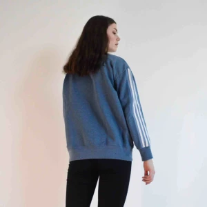 Adidas tröja  - Adidas tröja storlek M i en jättefin ljusblå färg. Tröjan har även en hemlig ficka på ena ärmen (se sista bilden) Skriv till mig om du har några frågor eller vill se fler bilder👕 Fraktkostnad tillkommer! 