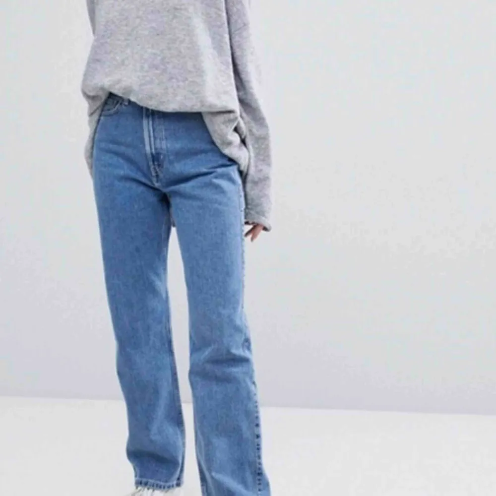 Jeans från Weekday i modellen Row! (Googla för att se hur de sitter!) 🧚🏽 Har gjort de lite snyggt slitna nertill också, storlek 25/30! Frakt 59 kr 🐣 BUD PÅ 190. Jeans & Byxor.