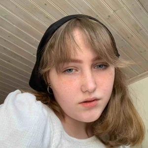  - Svart scarf, perfekt att ha runt håret. Mått 50x50cm. Fri frakt!