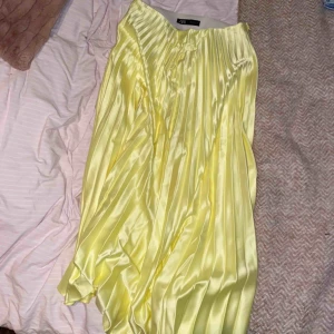  - En super trendig gul vilangkjol ifrån zara som passar superfint till våren😍 använd 1 gång endast då den inte kändes som jag. Materialet är oxå skinande:) 
