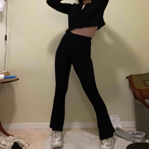  - Ett par superbekväma byxor från boohoo med utsvävning på benen! De är väldigt högmidjade och det gör att du absolut inte får ”kameltoe”. Ni står för FRAKTEN!🚚✨💕