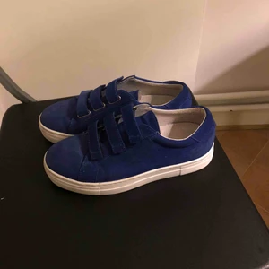 J Lindeberg sneakers - Knappt använda blåa velcros i mocka, inköpta på J Lindeberg för 1499:- för ca 2 år sedan. Passar även 40 då de är ganska rymliga. Kan mötas upp elr skicka!