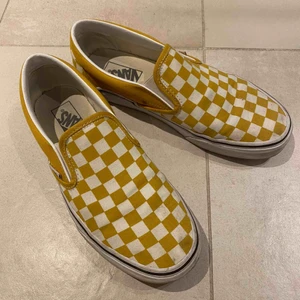  - Rutiga vans i storlek 40, passar 39 lika bra. Sparsamt använda. Inköpta för 800kr. Dem perfekta skorna för att pimpa upp en tråkigare outfit. Frakt ingår inte.