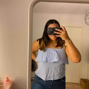  - Jättegullig topp från H&M som jag klippt av vid midjan. Säljs pga att jag ej använt den. Finns i Karlskrona men kan skicka✨🦋