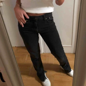  - Grå svarta jeans från zara, slits längst ner, rak modell