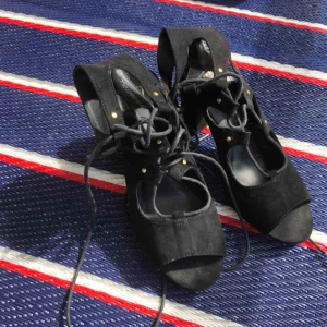  - Svarta klackskor med snörning. Bredare klack. Bra skick