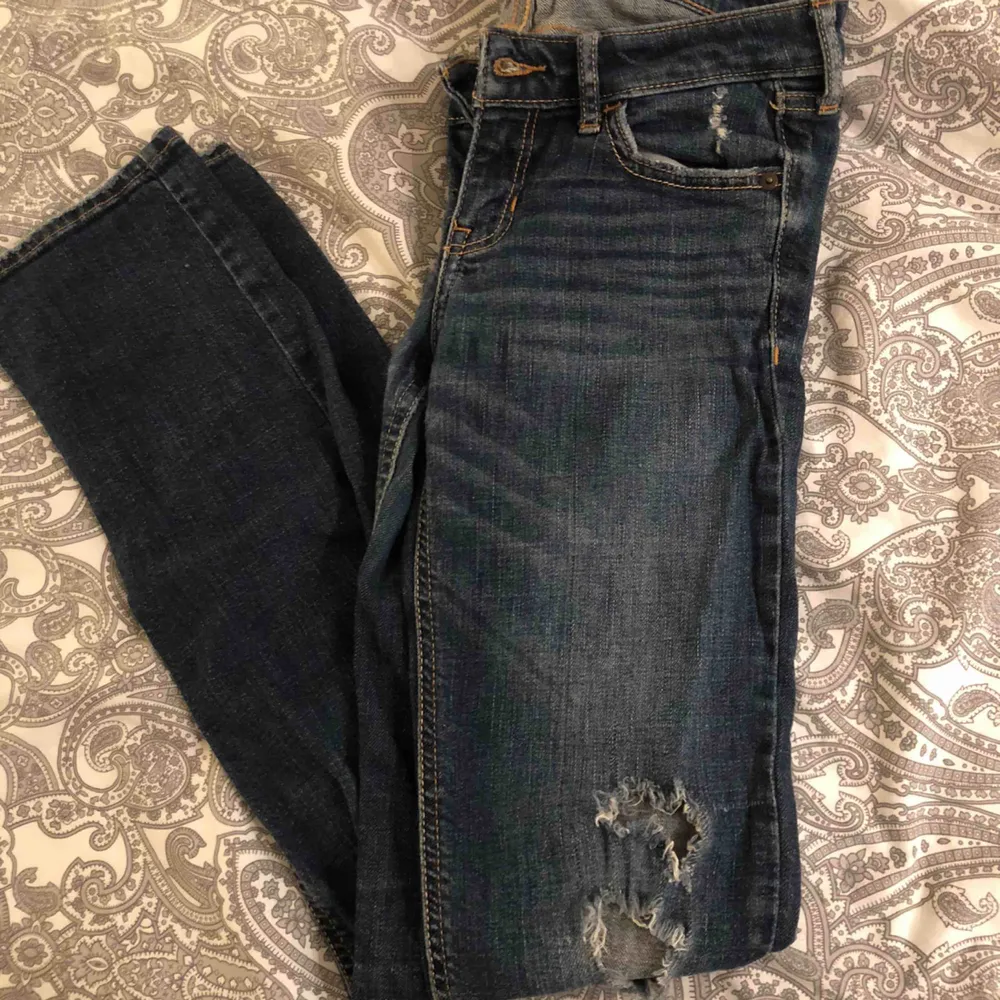 Jeans med hål från Hollister, lite flare jeans, köparen står för frakt!. Jeans & Byxor.