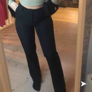  - Säljer mina kostymbyxor från bik bok pga av att dom börjar bli förstora! Dom är slutsålda i butik, frakt tillkommer! Inga skador! 