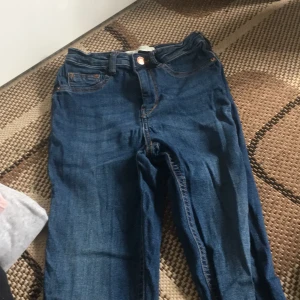 Jeans - Blåa jeans i stl S tighta modell ”Molly”